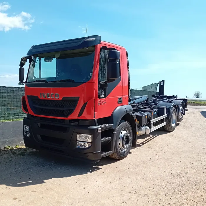 Autocarro rosso allestito con sistema scarrabile