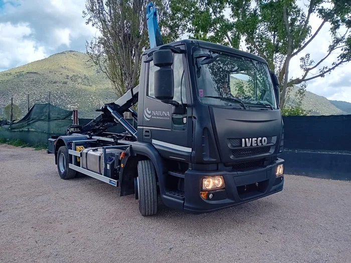 Autocarro con sistema di sollevamento integrato nell’allestimento