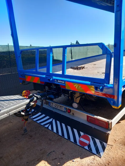Vista laterale di un autocarro con allestimento realizzato da Delmac