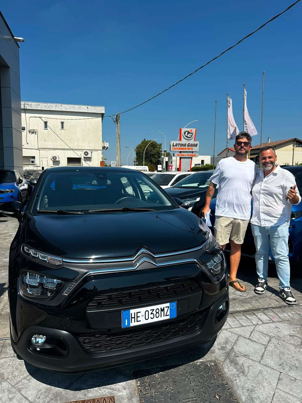 Momento con un cliente Latina Cars 7