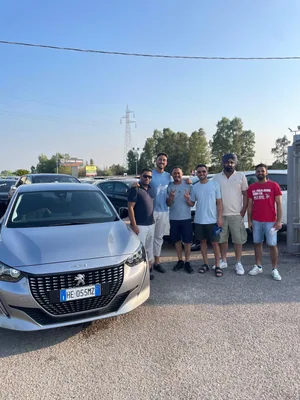 Momento con un cliente Latina Cars 10