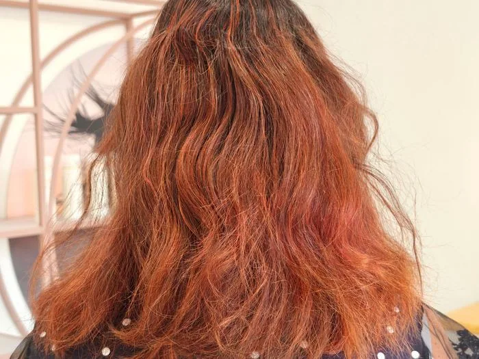 Colorazione rossa su capelli mossi