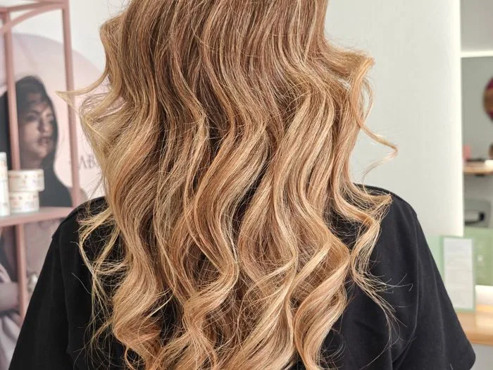 Capelli biondi con schiaritura sulle lunghezze