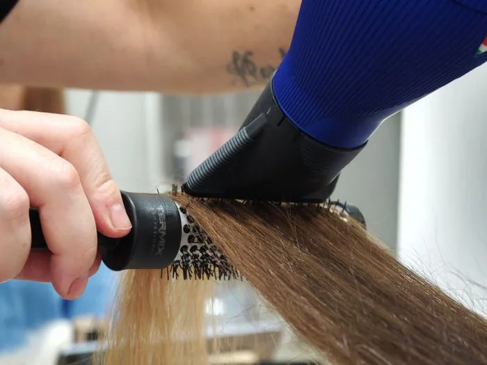 Piega con spazzola tonda e phon