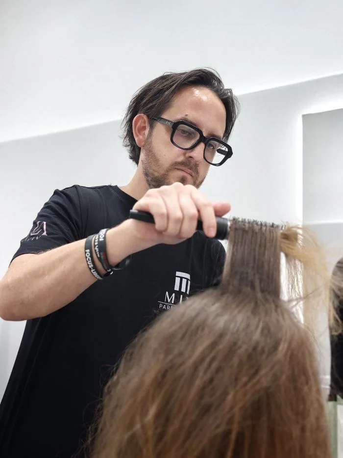 Hairstylist al lavoro nel salone